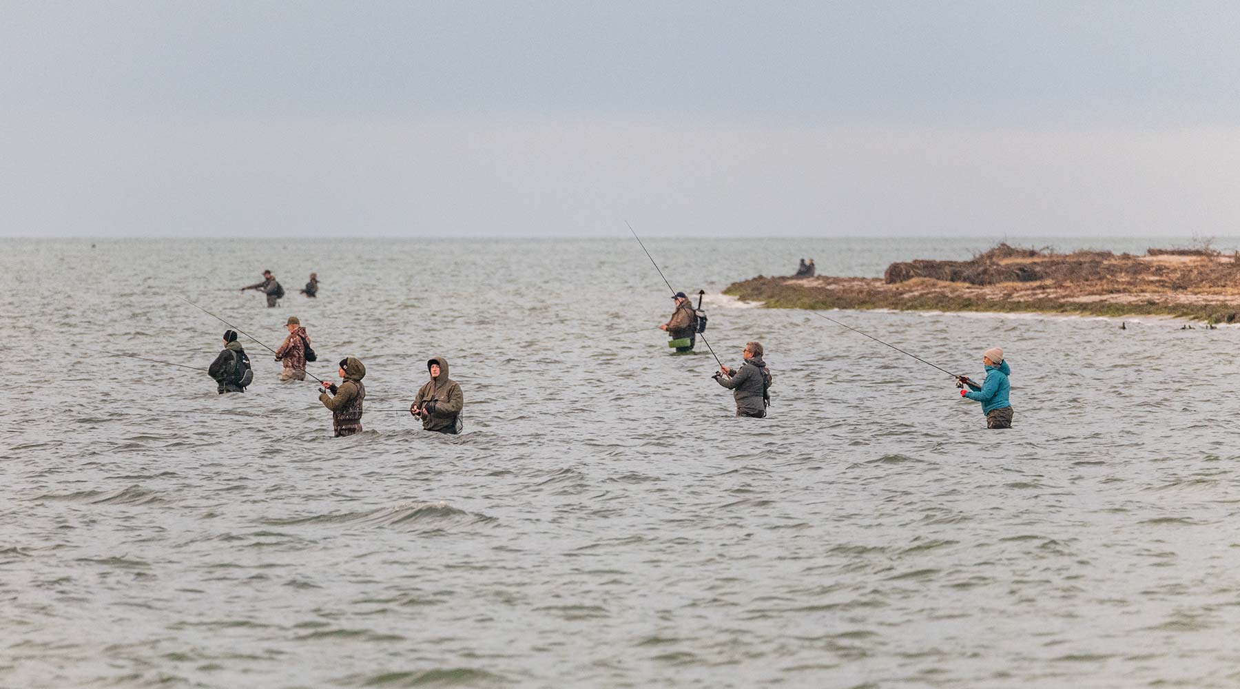 De morgenfriske fiskere trodser elementerne. Foto: TorbenStender.