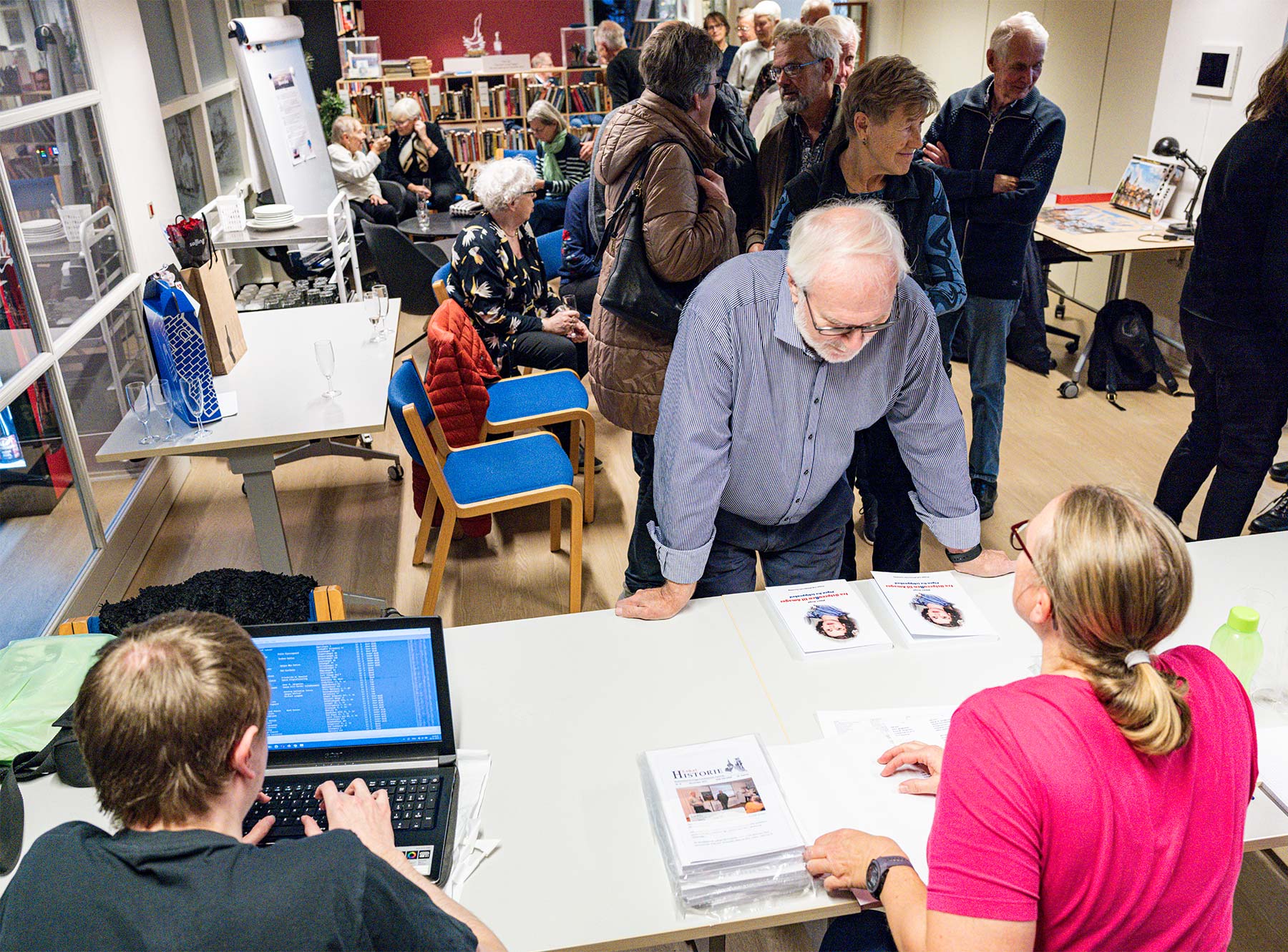 Medlemmerne af Dragør Lokalhistoriske Forening får bogen som gave. Foto: TorbenStender.