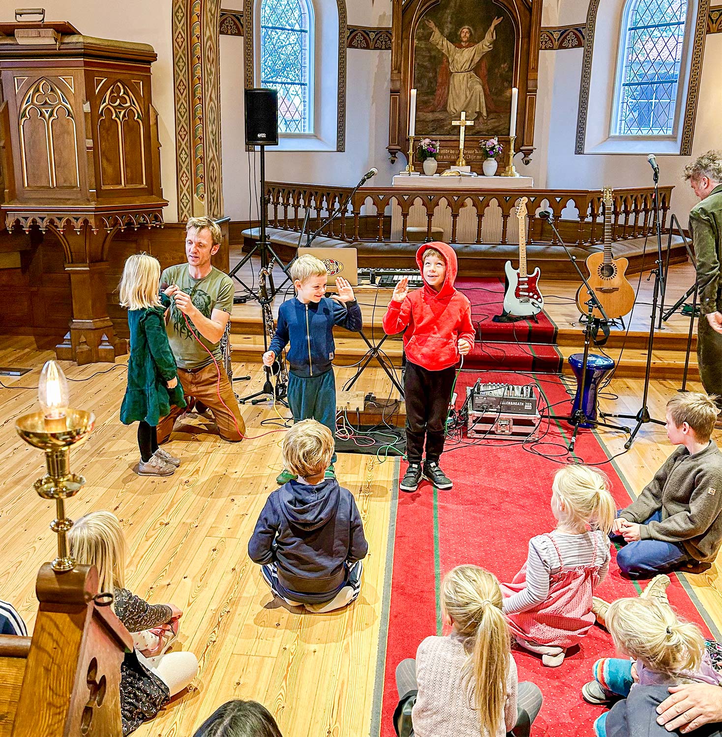 Børnene hjælper musikerne med at blive perfekte. Foto: Dragør Kirke.