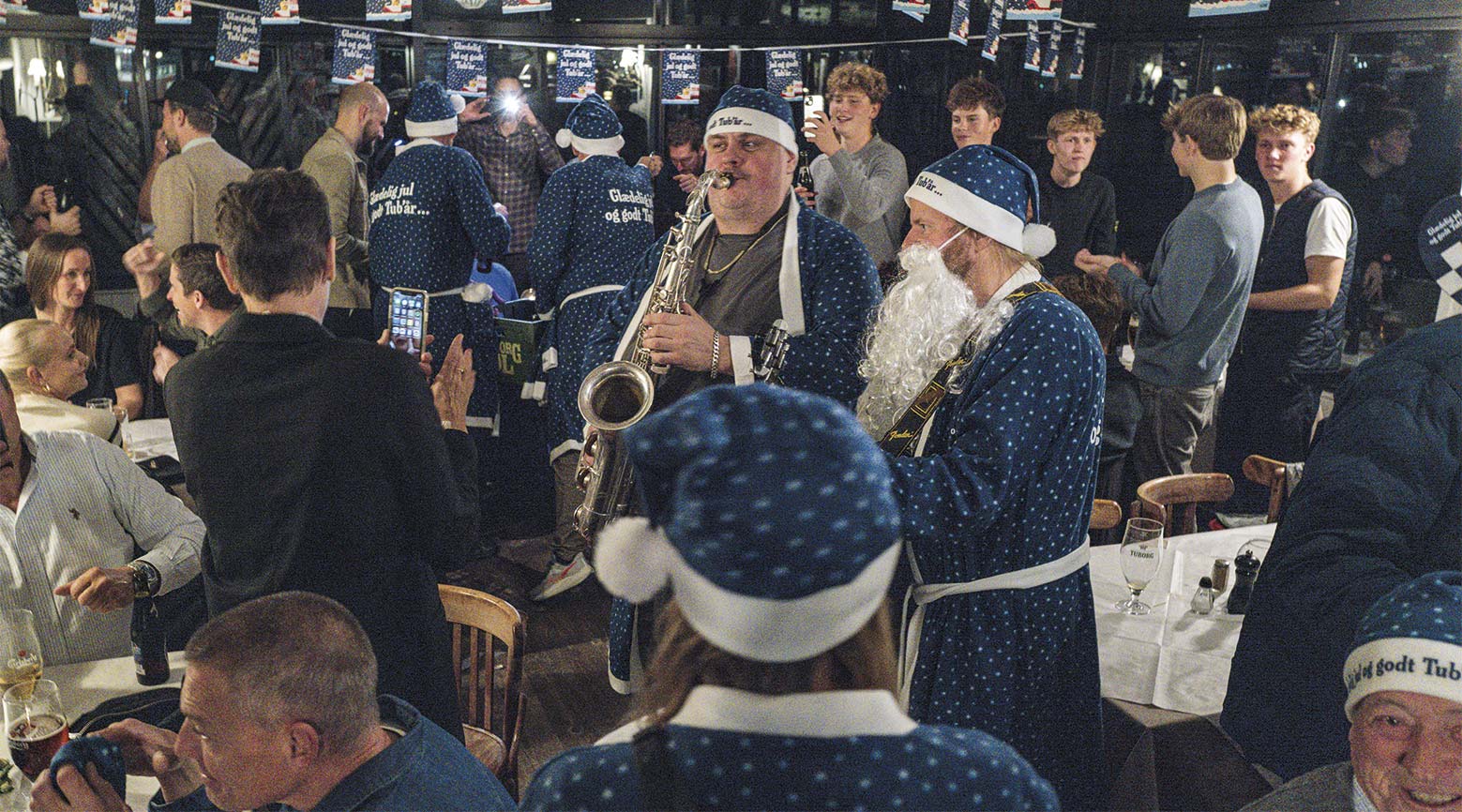 Der var god stemning og højt skum på Café Espersen, da Tuborgs juleøl i fredags blev sendt på gaden. Foto: TorbenStender.