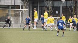 Nørrebro FF sender et frispark mod mål – men Mads Glæsner i målet er en sikker sidste skanse.