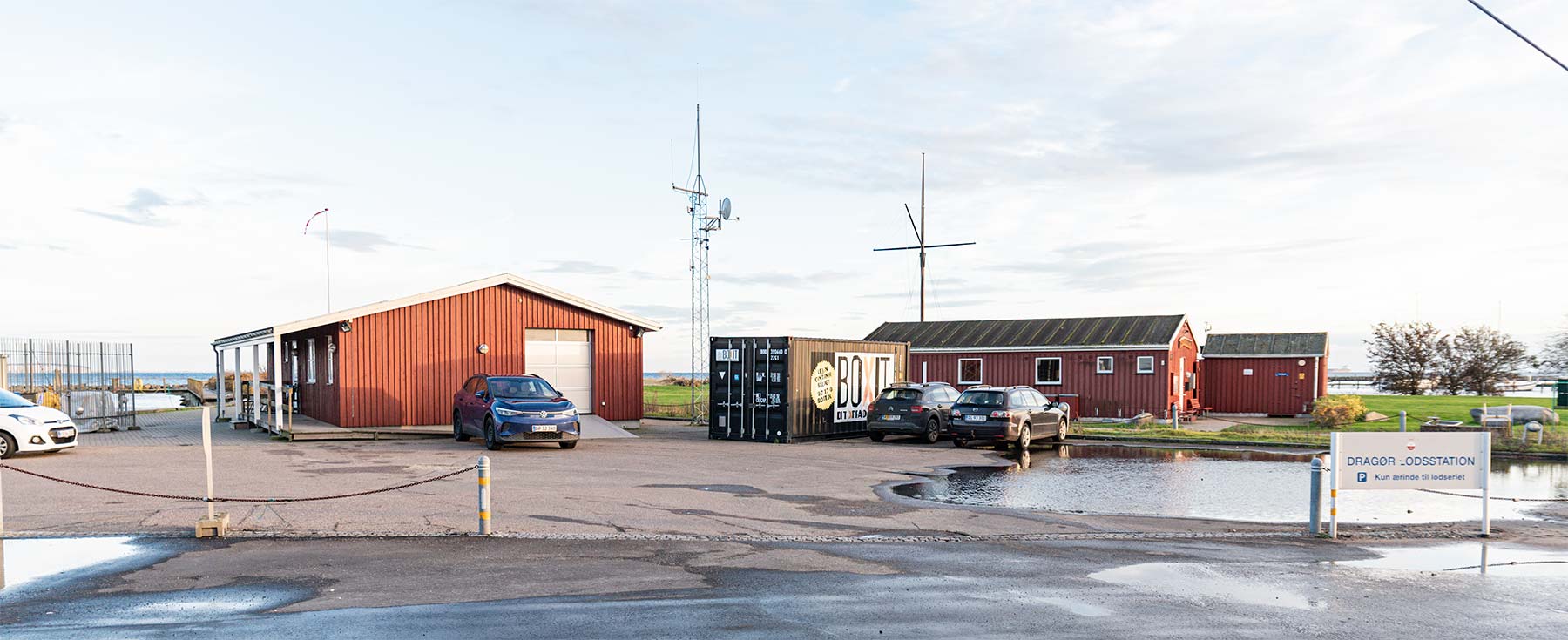 Den nuværende lodsstation (tv.) og Dragør Bådelaugs lokaler yderst på Dragør Havn. Foto: HAS.