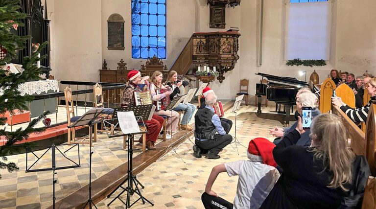 Publikum følger begejstret med i koncerten. Foto: Dragør Musik- og Kulturskole.