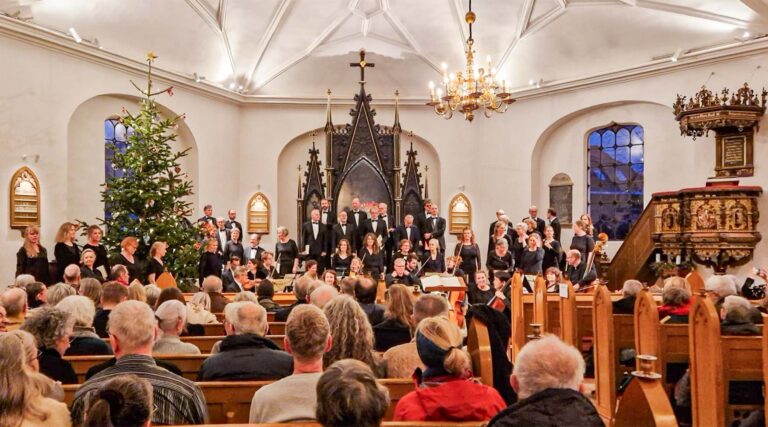 En total udsolgt Store Magleby Kirke danner rammen om Københavns Kantatekors julekoncert. Foto: Jimmy Petersen.