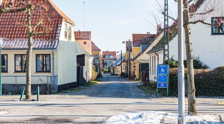 Lastbiler vil også i fremtiden have adgang til de smalle gader i den gamle bydel. Arkivfoto: Thomas Mose.