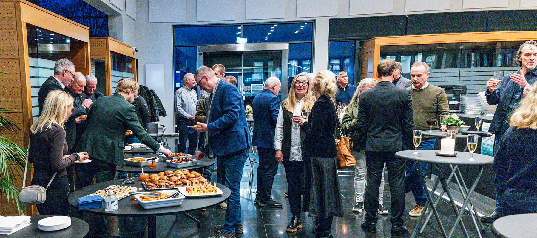Omkring 40 personer deltager i Dragør Erhvervs og kommunens fælles nytårskur for erhvervslivet. Foto: TorbenStender.