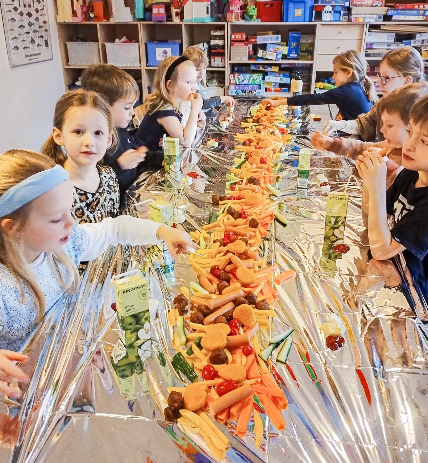 Uden brug af hverken tallerkener eller bestik får børnene i Drag­ør Menighedsbørnehave serveret fødselsdagsfrokosten midt på bordet som et festligt tag selv-bord.