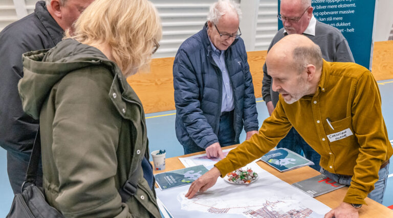 Dialogen ved bordene tager gerne udgangspunkt i kort og løsningsmodeller. Foto: TorbenStender.