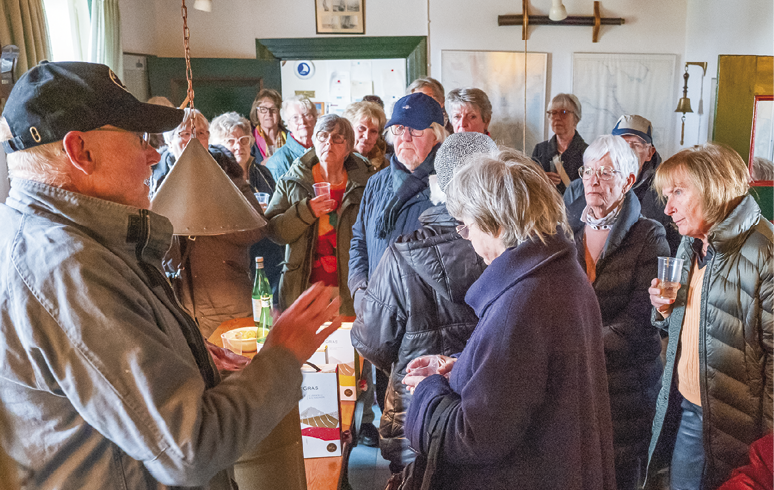 På lodsmuseet bliver der serveret en velkomstdrink inden en guidet rundtur.