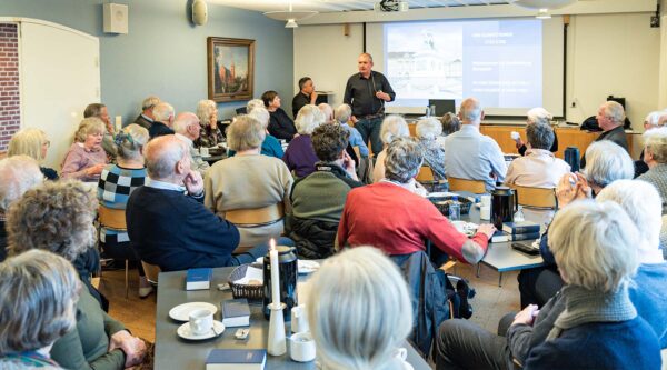 Søren Mentz holder foredrag i en propfyldt sognegård ved Drag­ør Kirke. Foto: HAS.