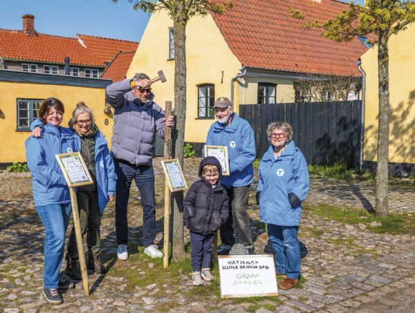 Medlemmer af Grønne Dragør er ved at sætte et skilt op ved de tre spidsløn på Bymandsgade. Foto: TorbenStender.