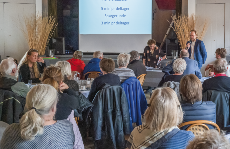 Dragør Nyts Rasmus Mark Pedersen er ordstyrer ved debatmødet på Beghuset. Foto: TorbenStender.