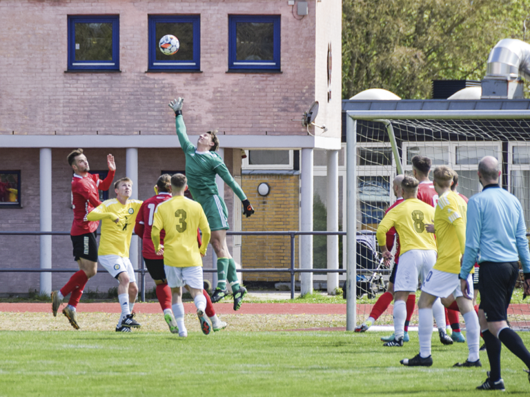 DB-keeper Mads Glæsner i kamp om bolden.