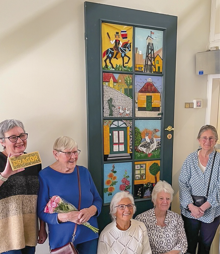 »Mosaikpigerne« (fra venstre) Jane Als, Lise Andersen, Fina Staffelt, Sylvia Johansen og Lis ­Bruun har taget opstilling foran deres flotte værk. Privatfoto.