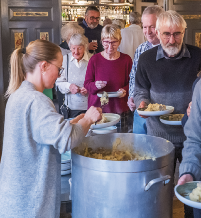 Der er kø til skipperlabskovsen, serveret af Linea Olsen.