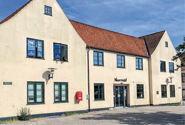 Visualisering af Normals forslag til skiltning, der ikke fik dispensation i Klima-, By- og Erhvervsudvalget. Foto: Dragør Kommune.