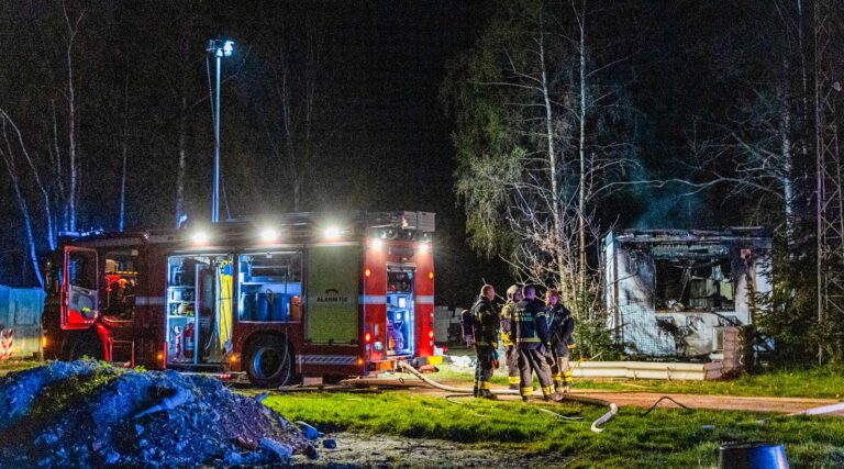 Tårnby Brandvæsen ved branden på Frieslandsvej. Foto: Tårnby Brandvæsen.