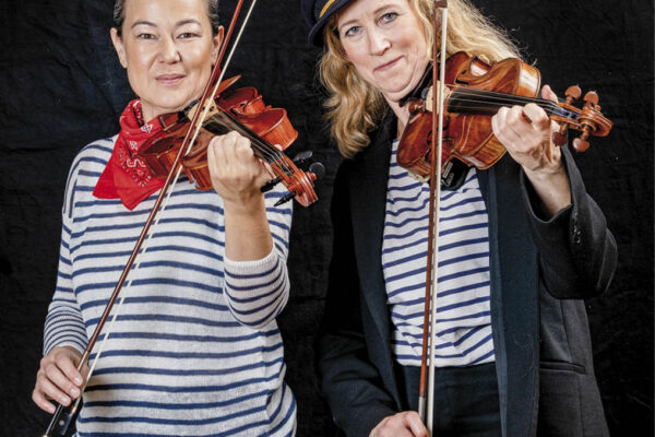 På hver sin violin frembringer kongelige kapelmusici Tina Træholt (tv.) og Inge Husted Andersen en »Eventyrrejse med Gulliver«. Foto: Jens Panduro.