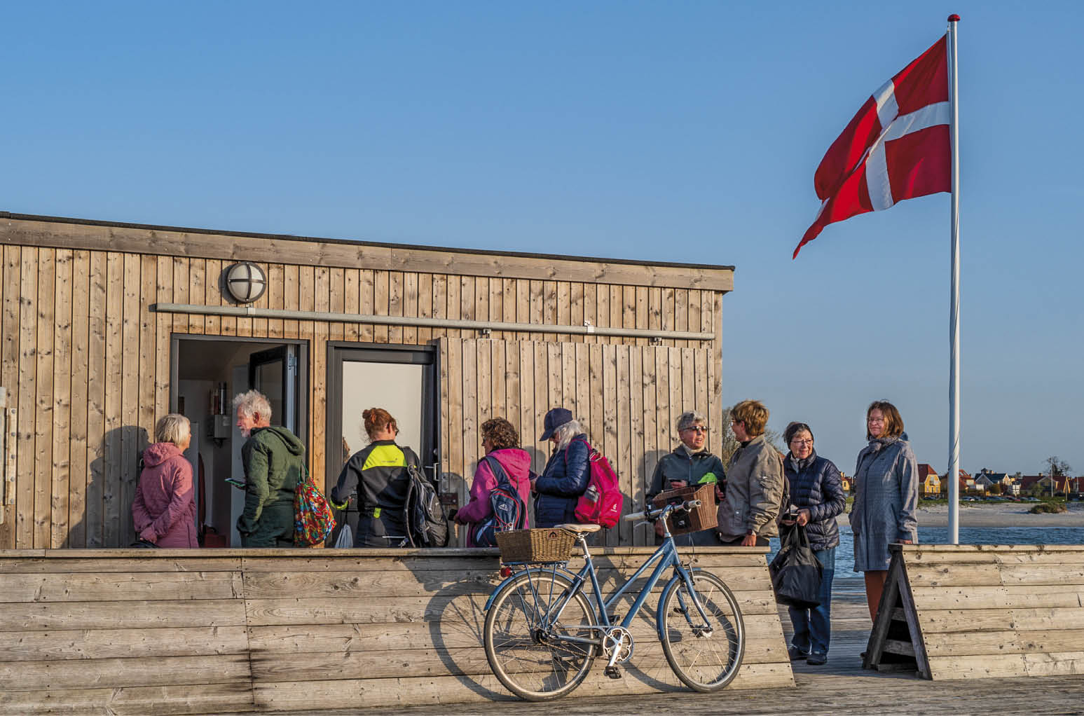 De morgenfriske står i kø for at købe et sæsonkort. Foto: TorbenStender.