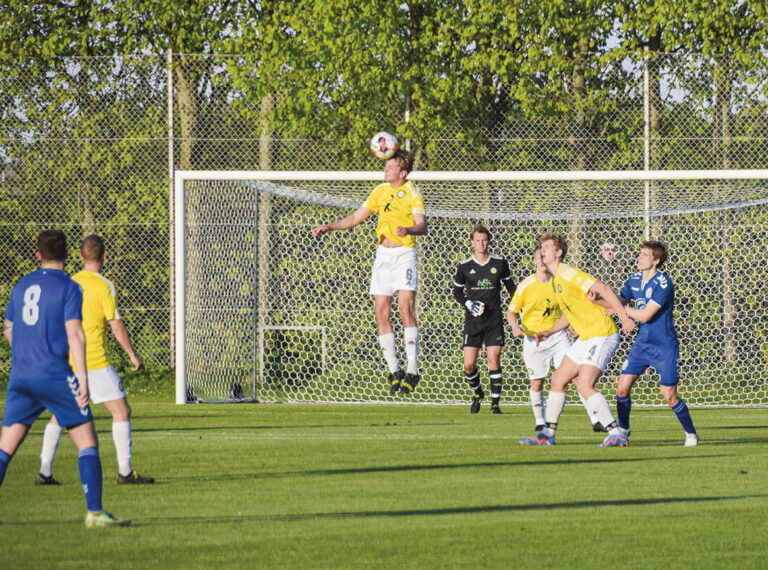 Julius Krüger stiger højt til vejrs. Foto: Henrik Rosschou.