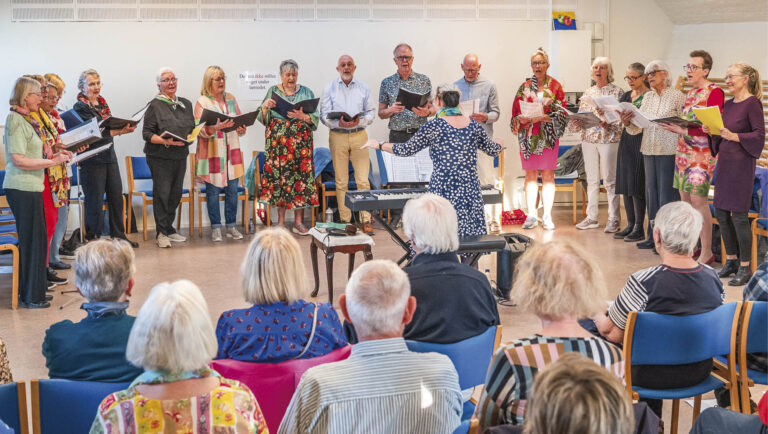 Koret Dragør Vokalensemble fylder Kedelhuset med festlig sang. Foto: TorbenStender.