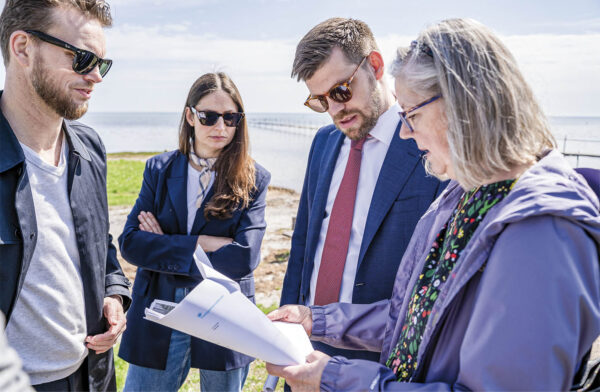 Venstre sætter fokus på klima- og kystudfordringerne i Drag­ør. På tur rundt langs diget får (fra venstre) Henrik Løwenheim Kjærsvold-Niclasen, Linea Søgaard-Lidell, Morten Dahlin samt Helle Barth et indtryk af de skader, der er sket under de seneste storme.