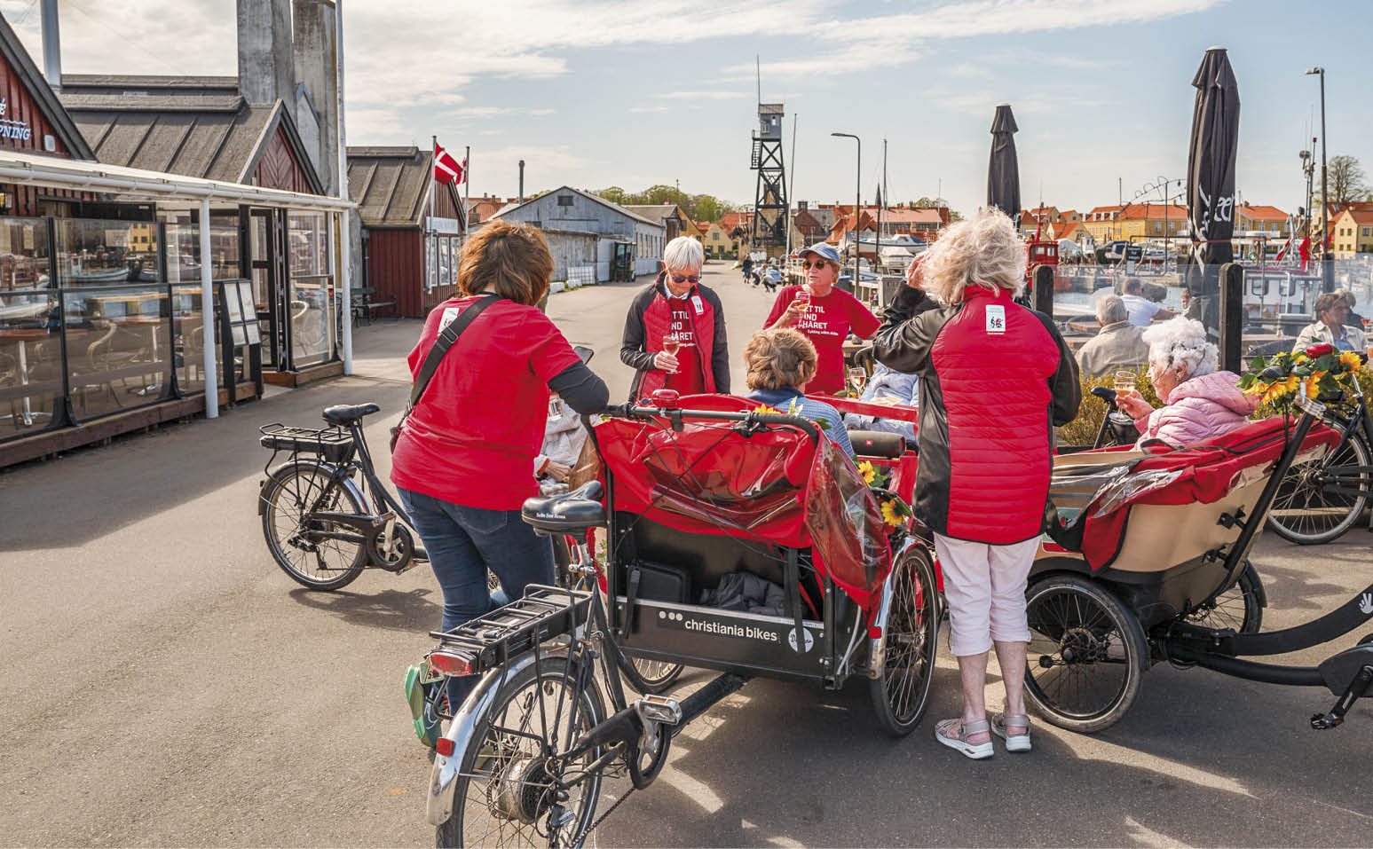 Nede på havnen nydes der et glas vin fra en af de lokale cafeer. Foto: TorbenStender.