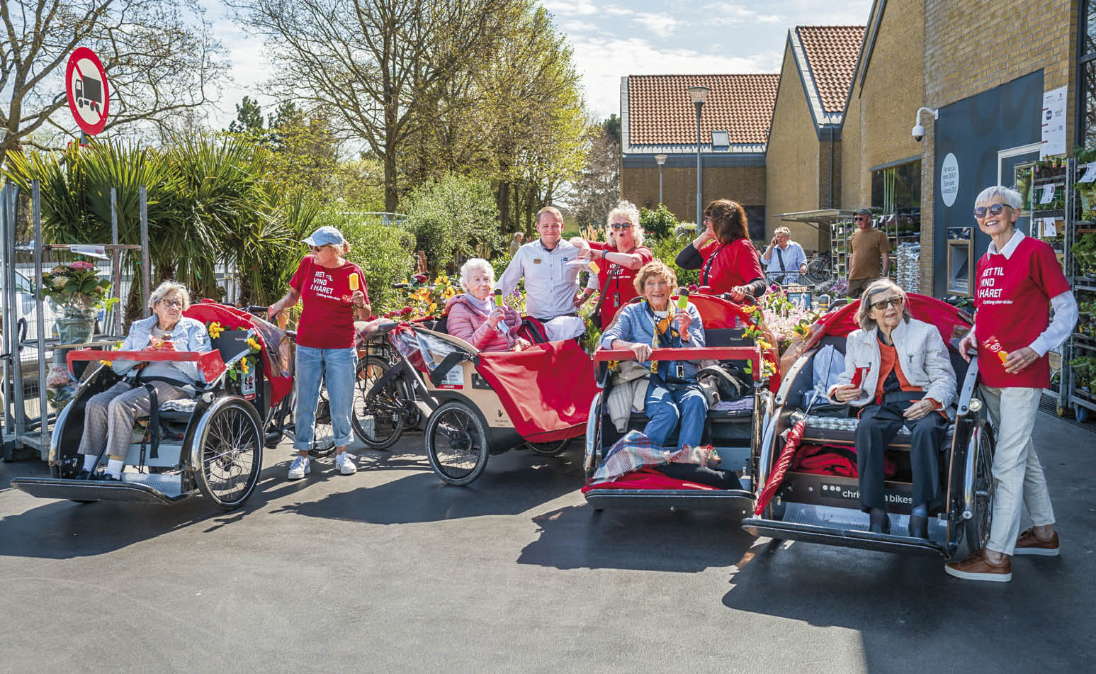 Ved Maglebytorv bliver der uddelt ispinde til både cykelpiloterne og passagerne. Foto: TorbenStender.