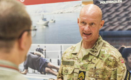 Karsten fortæller til avisens udsendte, at Forsvaret alene her i løbet af foråret har deltaget i 41 jobmesser. Foto: Jens Munch.