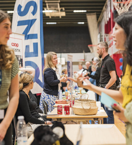 Samtalen går mellem arbejdsgivere og jobsøgende ved de 60 jobboder. Foto: Jens Munch.