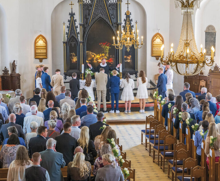 Der er fyldt godt op på bænkene i Store Magleby Kirke, hvor eleverne fra 8.A fra Store Magleby Skole modtager deres konfirmation. Foto: TorbenStender.