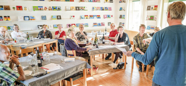 Der serveres tapas ved informationsmødet i Store Magleby Kirkes graverbolig. Foto: TorbenStender.