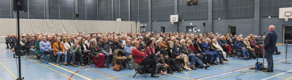 Under mødet i april fortæller Raymond Skaarup fra Dragør Fjernvarme i en fyldt hal om fjernvarmeprojektet. Foto: Thomas Mose.