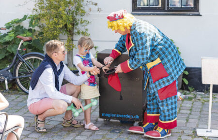 Klovnen Pedro får hjælp til sit trylleshow. Foto: Thomas Mose.