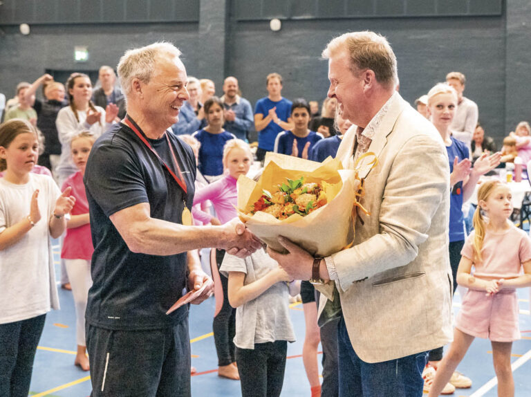 Gert Jansen får overrakt blomster af Kenneth Gøtterup for sine 50 år som frivillig. Foto: TorbenStender.