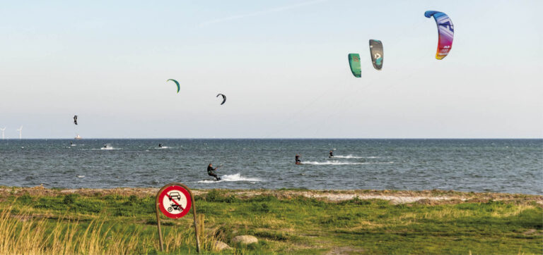 På Sydstranden ud for Sylten nyder kitesurferne forårets blæsevejr. Foto: HAS.