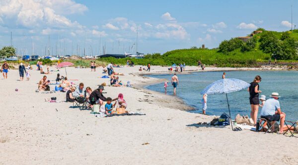 Mormorstranden er flot og indbydende for gæster, da varmen for alvor kommer til Drag­ør i pinsen. Foto: TorbenStender.