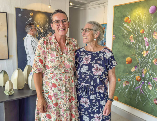 Tanya Jensen (tv.) og Vicki Kolby i det hyggelige galleri på havnen. Foto: TorbenStender.