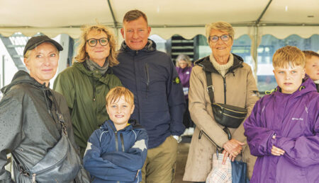 Familien Strandby og venner følger holdets kamp fra teltet foran klubhuset. Foto: Jens Munch.