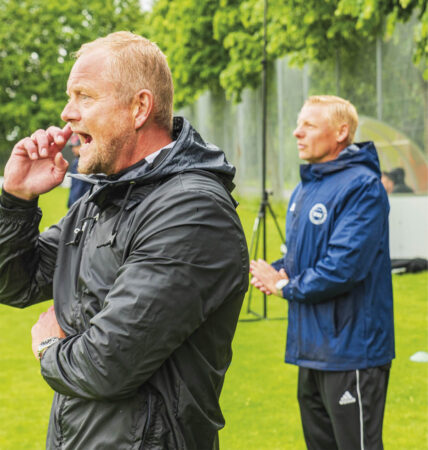 Janus Krüger-Larsen (tv.) og Kim Damkær på DB’s trænerbænk lever sig godt ind i kampen. Foto: Jens Munch.