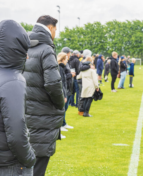 På trods af en noget nær skybrudslignende tilstand møder et væld af trofaste DB-tilhængere op til oprykningsfesten. Foto: Jens Munch.