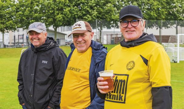 De gamle DB-trøjer er fundet frem. Fra venstre er det Jan Jansen, Lars Christensen og Jørgen Krüger-Larsen Foto: Jens Munch.