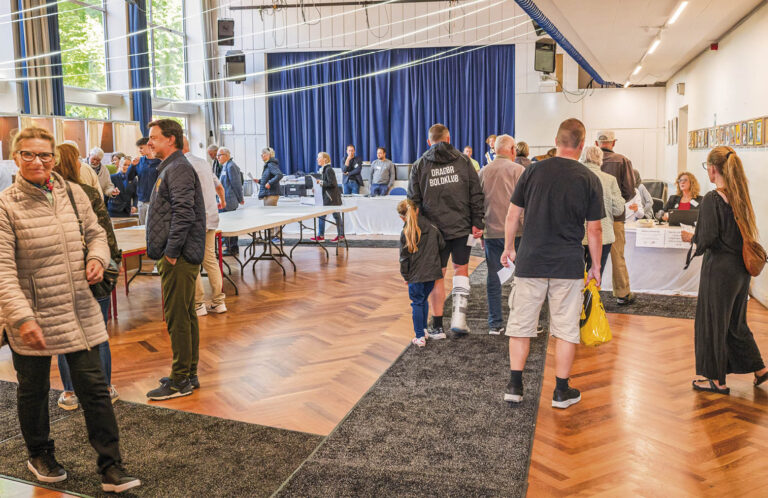 Særligt på Dragør Skole er der stort fremmøde for at deltage i søndagens valghandling. Foto: TorbenStender.