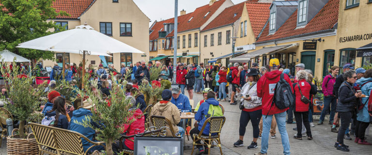 Cykelpiloter af mange forskellige nationaliteter fylder Neels Torv. Foto: TorbenStender.