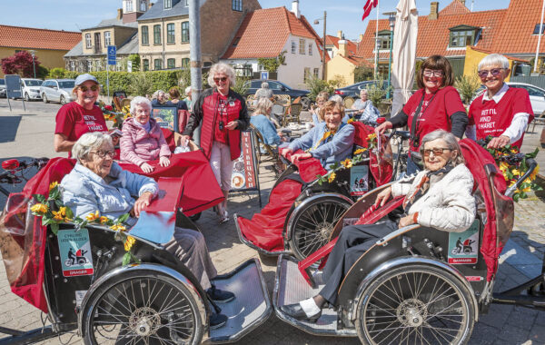 Cykling Uden Alder på tur, her med stop foran Hallöy Cafe. Arkivfoto: TorbenStender.