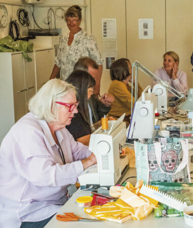 »Syfikserne« sidder klar ved maskinerne på Dragørs Aktivitetshus. Foto: TorbenStender.