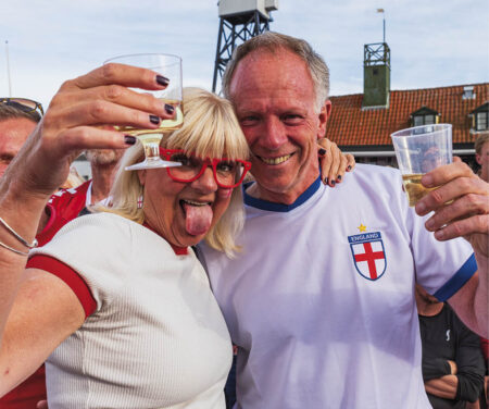 Tracy Mawdsley og Angus James fra England vover sig ind i løvens hule – og nyder den fredelige og glade stemning i hjertet af Dragør Foto: Jens Munch.