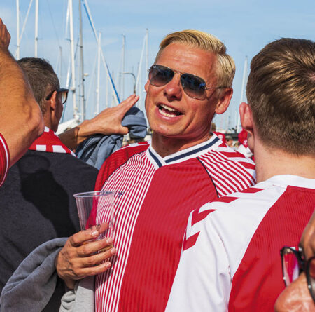 Dragørs helt egen succestræner, Kim Damkjær i den bolchestribede trøje fra 1986, er ikke så optimistisk inden kampen. Efter slutfløjtet er han dog glad for at have taget fejl. Foto: Jens Munch.