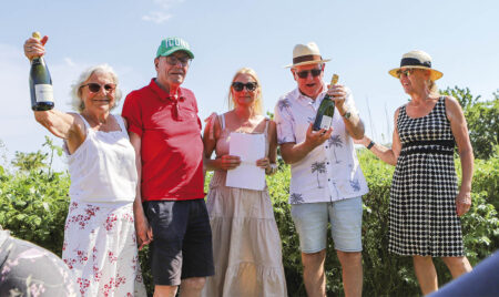 Førstepræmien fra dagens quiz skal deles af hele tre deltagere, som får den overrakt af arrangørerne for arragementet. Set fra venstre er det Hanne Vestmar, Poul Mærkedahl, Vibeke Thorsen, Torben Scheutz og Annette Scheutz. Foto: Per Larsson.