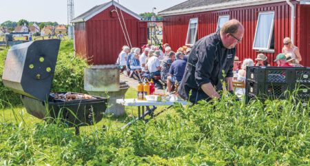 Joachim Rasmussen gør klar til dagens grillmenu. Foto: TorbenStender.